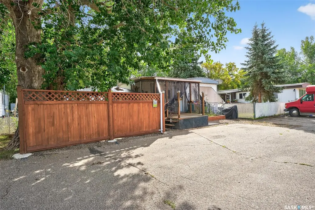 #B19 1455 9th Avenue NE Moose Jaw SK S6H 1C6
