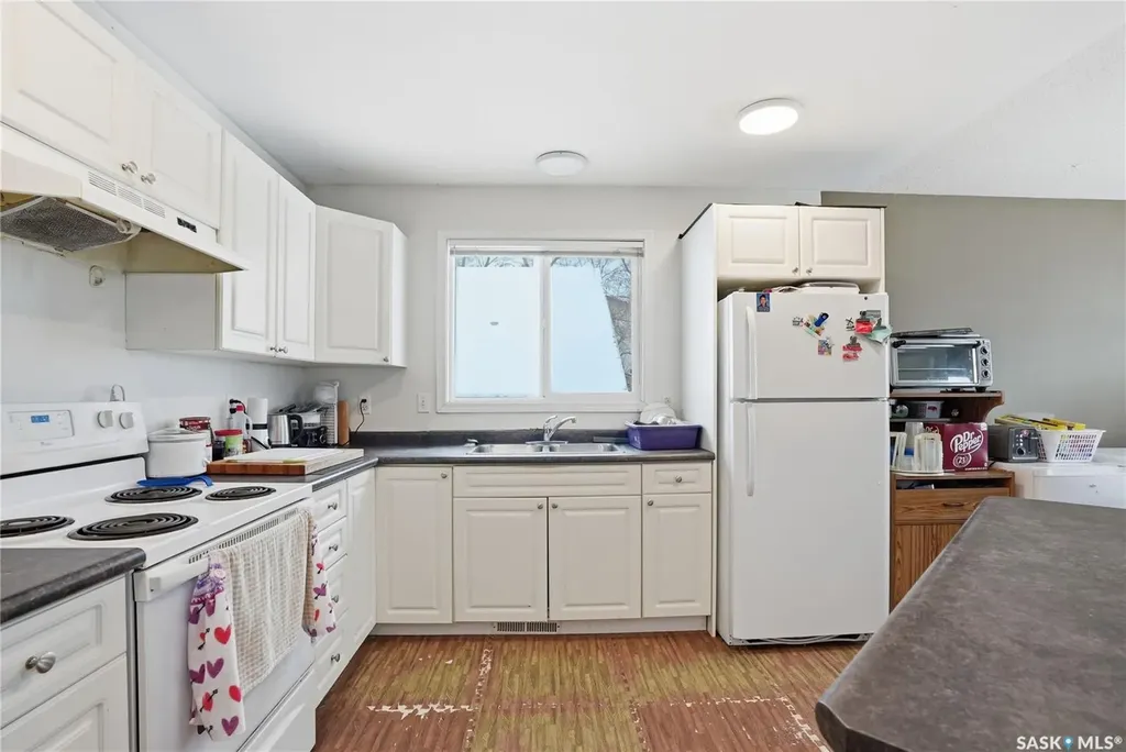 222 V Avenue S Saskatoon SK S7M 3B3