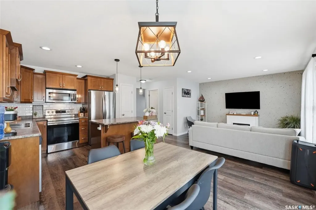 547 East Hampton Boulevard Saskatoon SK S7R 0H8