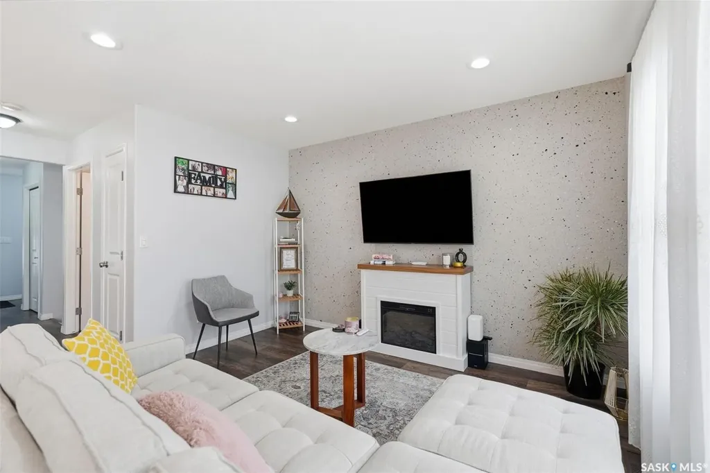 547 East Hampton Boulevard Saskatoon SK S7R 0H8