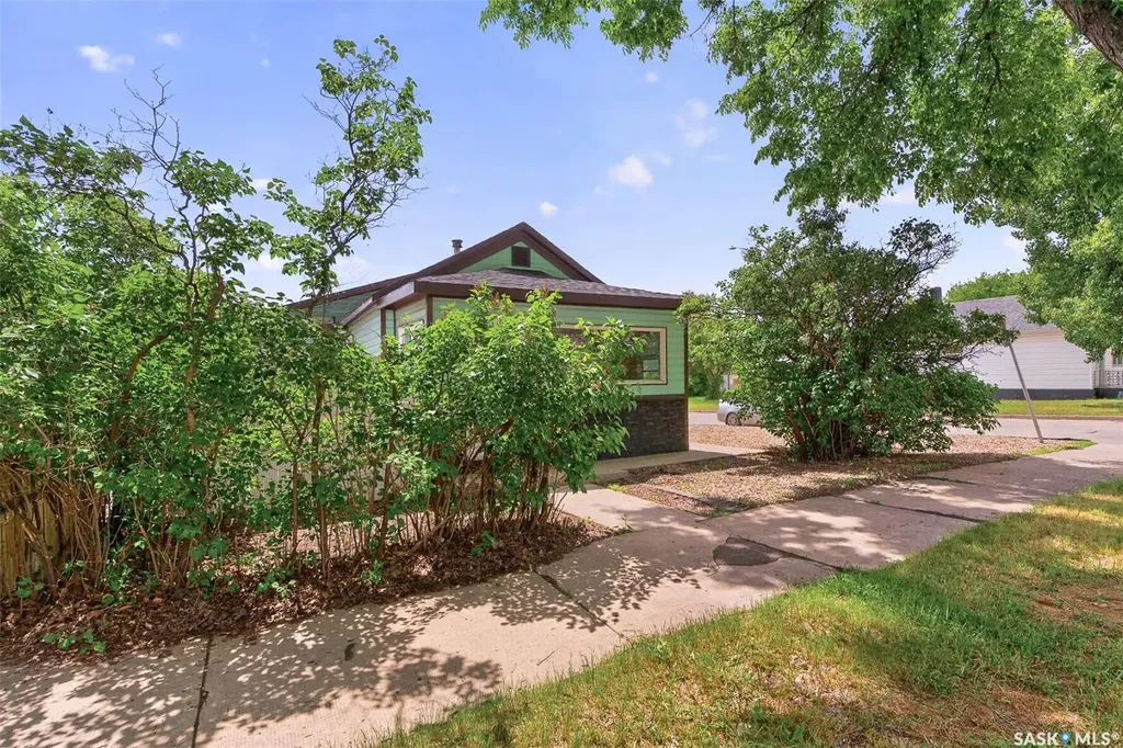965 Stadacona Street W Moose Jaw SK S6H 2A9