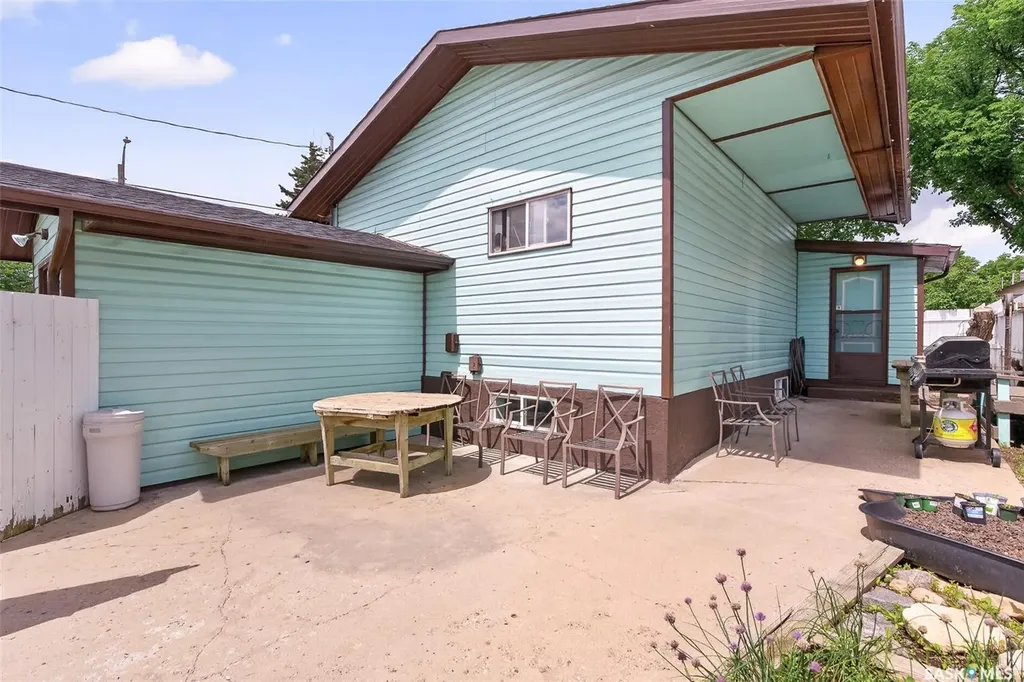 965 Stadacona Street W Moose Jaw SK S6H 2A9