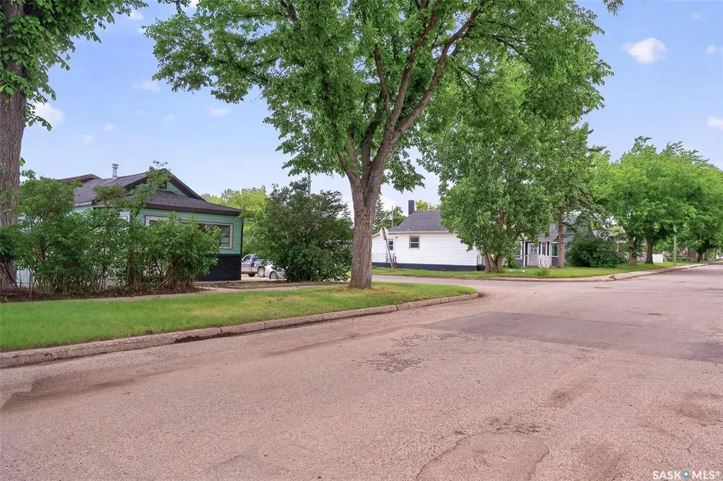 965 Stadacona Street W Moose Jaw SK S6H 2A9