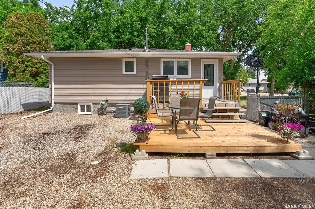 653 Duffield Street W Moose Jaw SK S6H 5J2