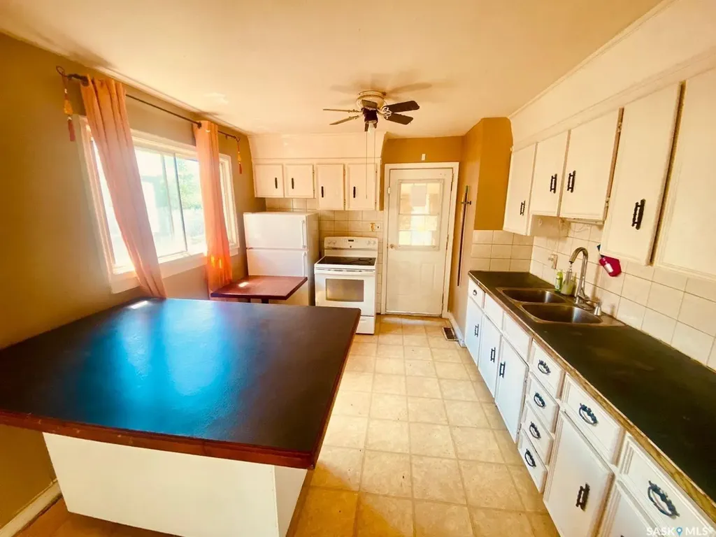 626 Mctavish Street Regina SK S4T 3T5