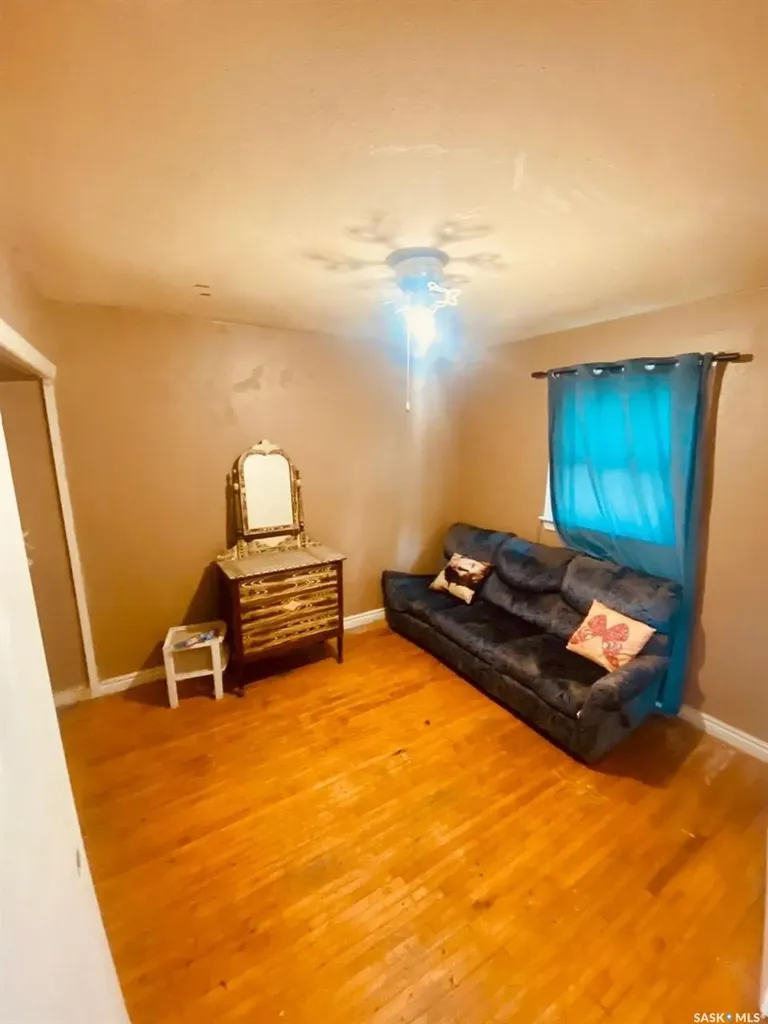 626 Mctavish Street Regina SK S4T 3T5