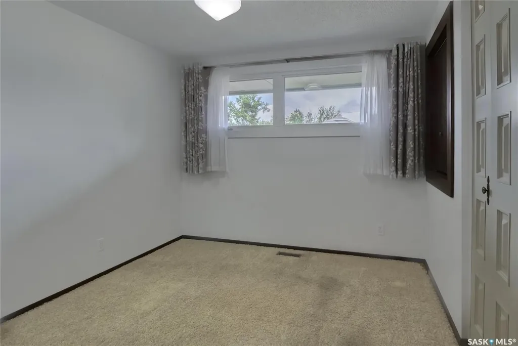 951 Grandview Street W Moose Jaw SK S6H 5M1