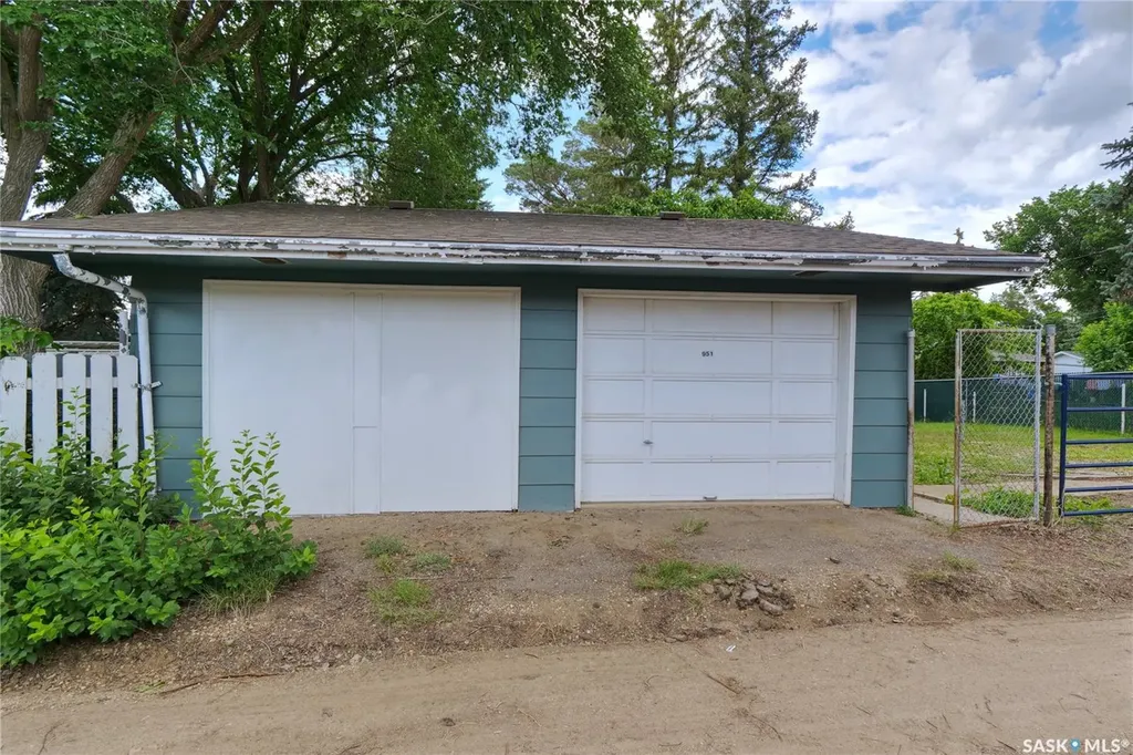 951 Grandview Street W Moose Jaw SK S6H 5M1