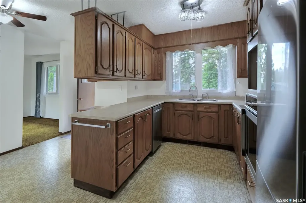 951 Grandview Street W Moose Jaw SK S6H 5M1