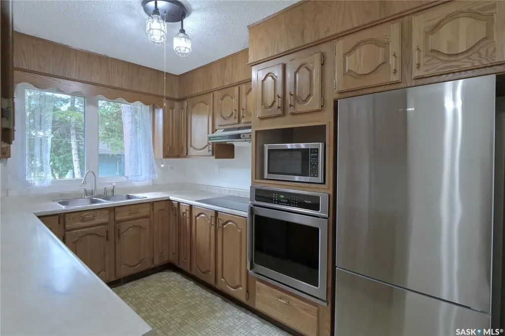 951 Grandview Street W Moose Jaw SK S6H 5M1