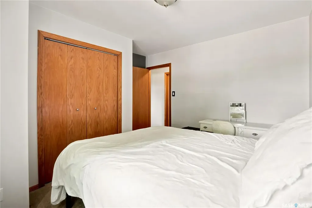 87 Yarnton Crescent Regina SK S4R 4A4