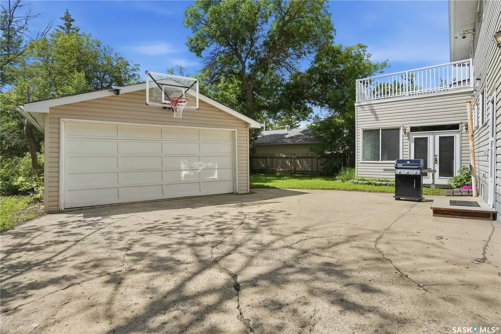 87 Yarnton Crescent Regina SK S4R 4A4