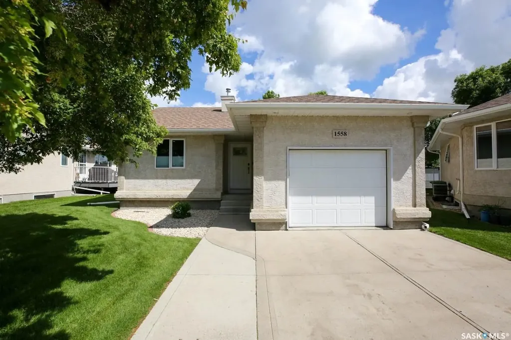 1558 Dewdney Bay E Regina SK S4Z 1A7