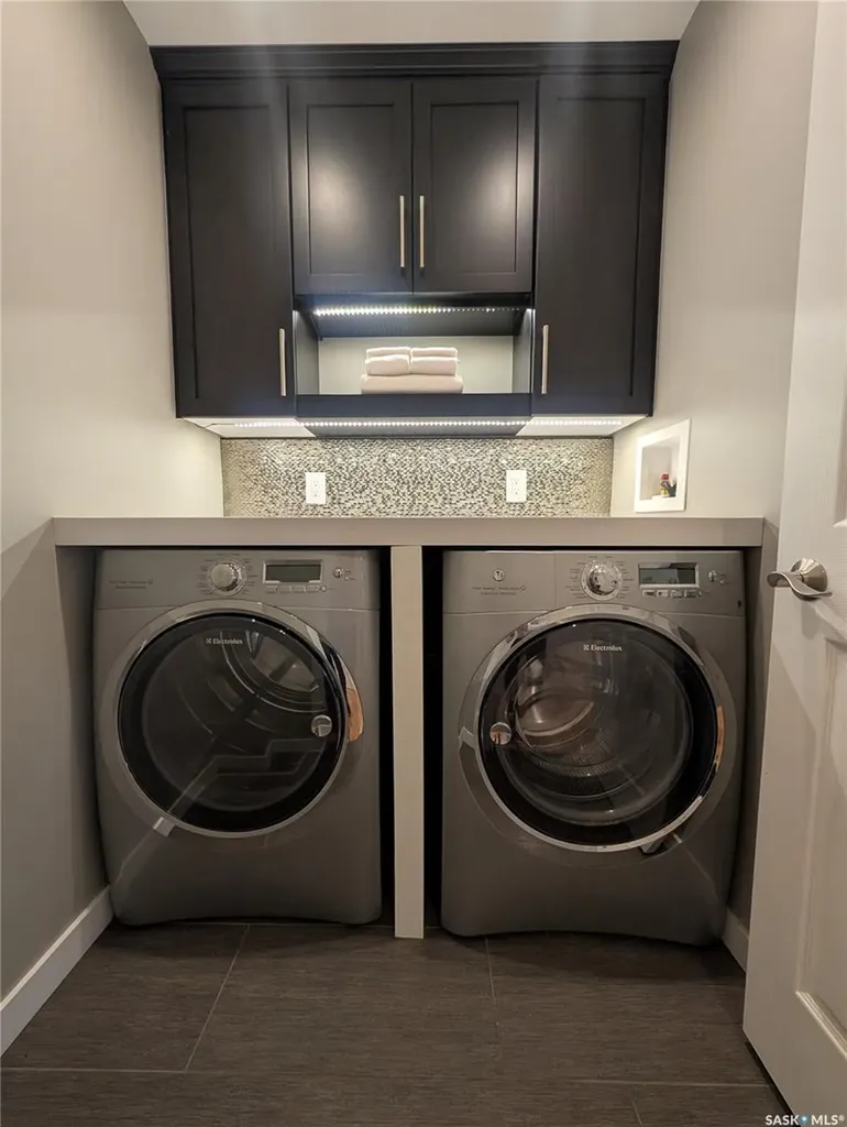1558 Dewdney Bay E Regina SK S4Z 1A7