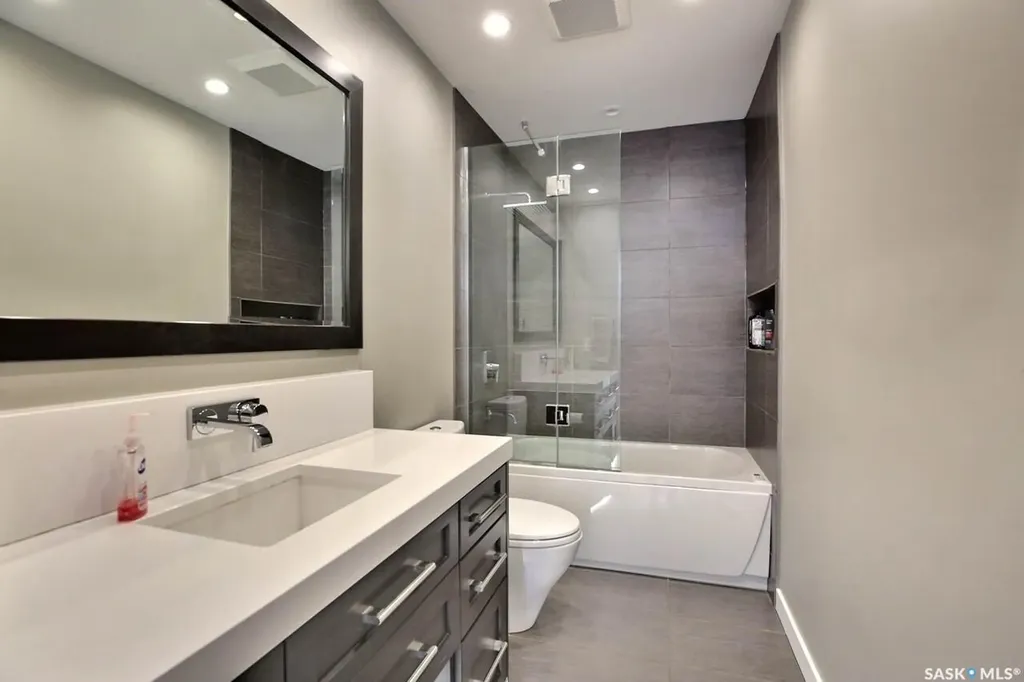 1558 Dewdney Bay E Regina SK S4Z 1A7