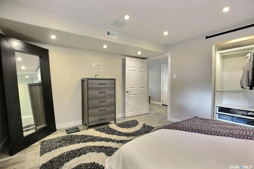 1558 Dewdney Bay E Regina SK S4Z 1A7