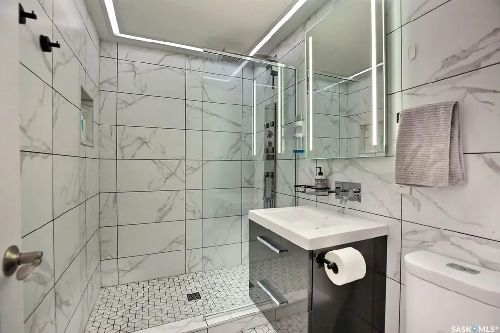 1558 Dewdney Bay E Regina SK S4Z 1A7