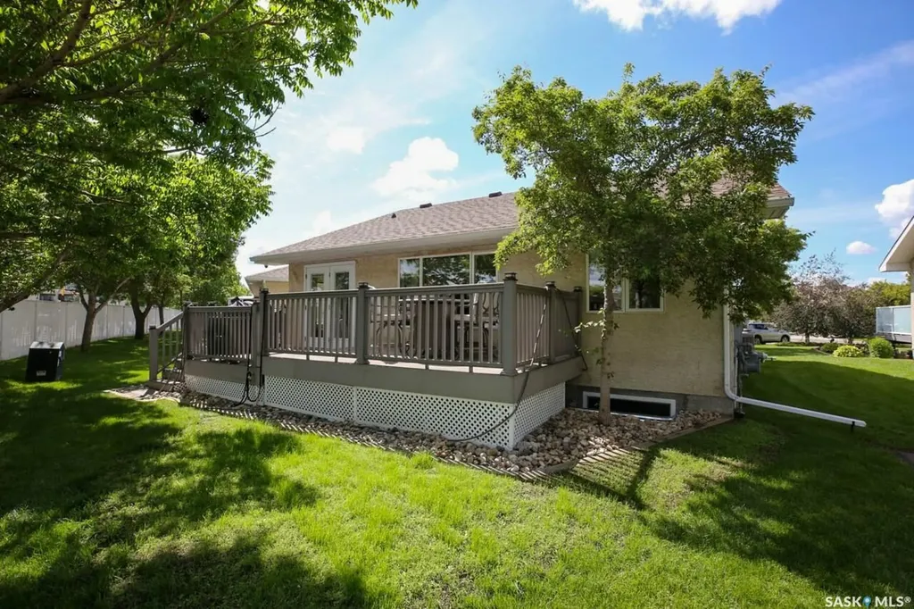 1558 Dewdney Bay E Regina SK S4Z 1A7