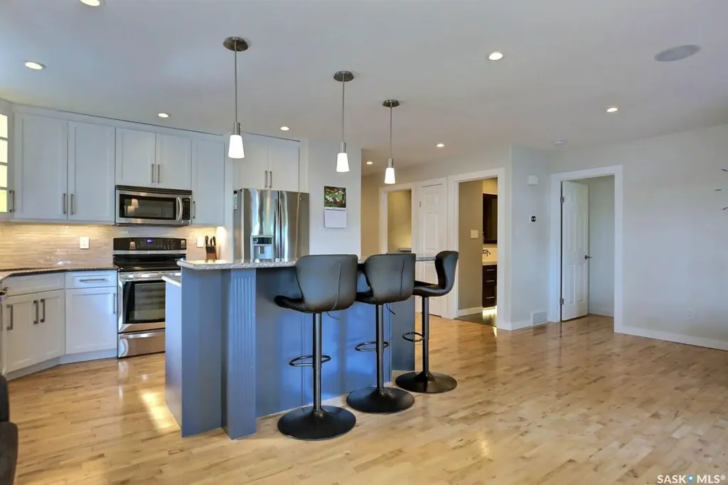 1558 Dewdney Bay E Regina SK S4Z 1A7