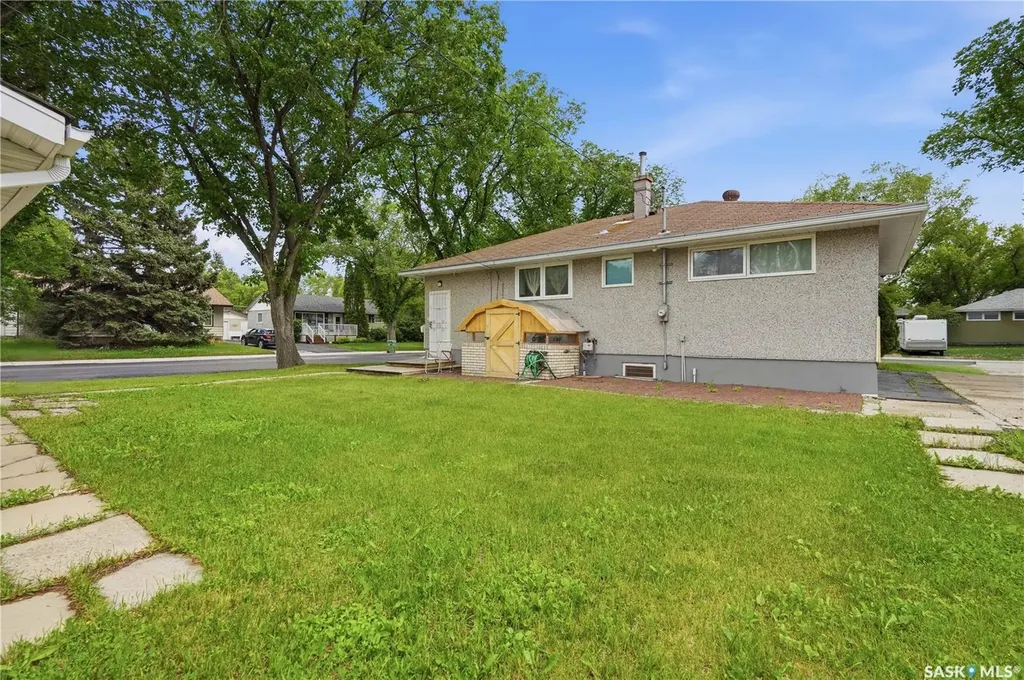 32 Mathieu Crescent Regina SK S4R 3J2