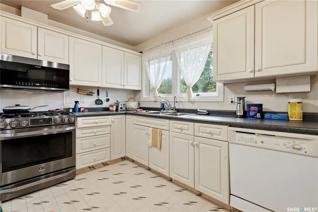 32 Mathieu Crescent Regina SK S4R 3J2