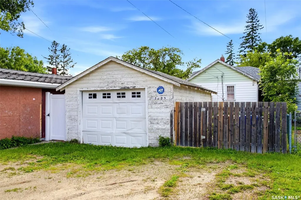 1205 Mctavish Street Regina SK S4T 3V8
