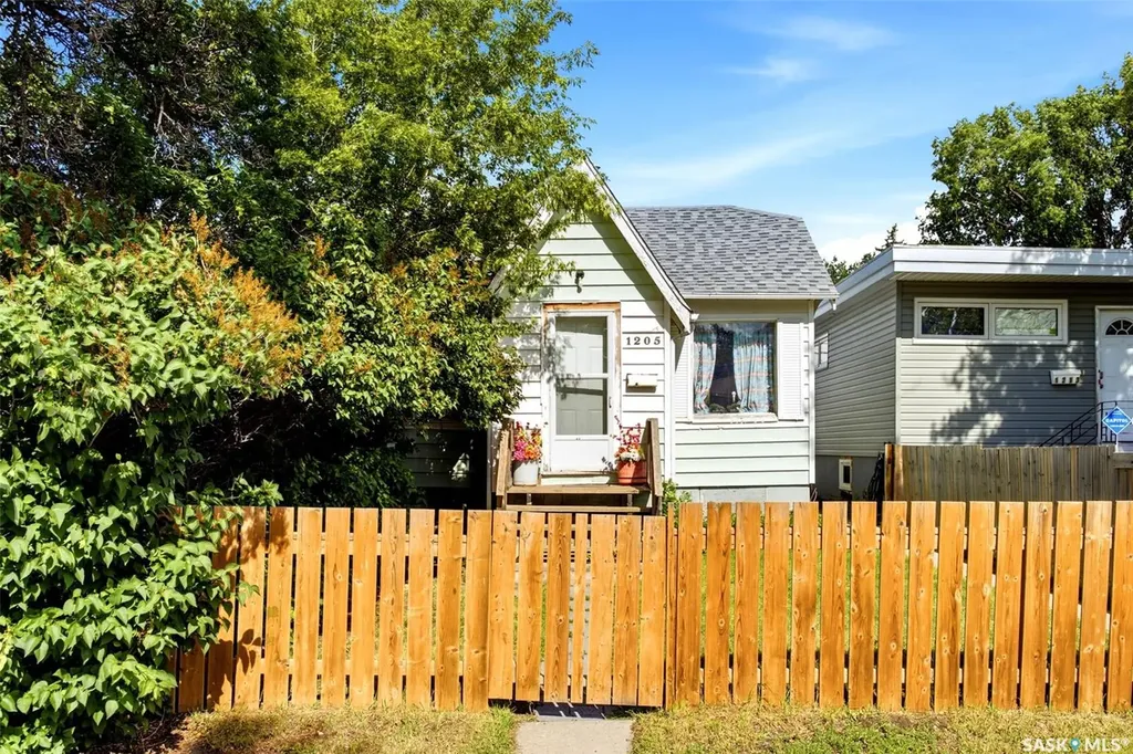 1205 Mctavish Street Regina SK S4T 3V8