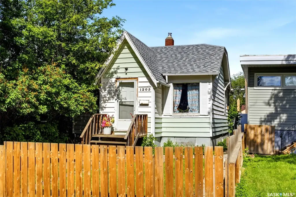 1205 Mctavish Street Regina SK S4T 3V8