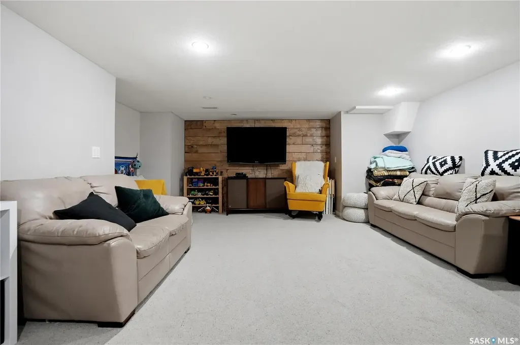 3342 Linden Grove Regina SK S4V 2N7