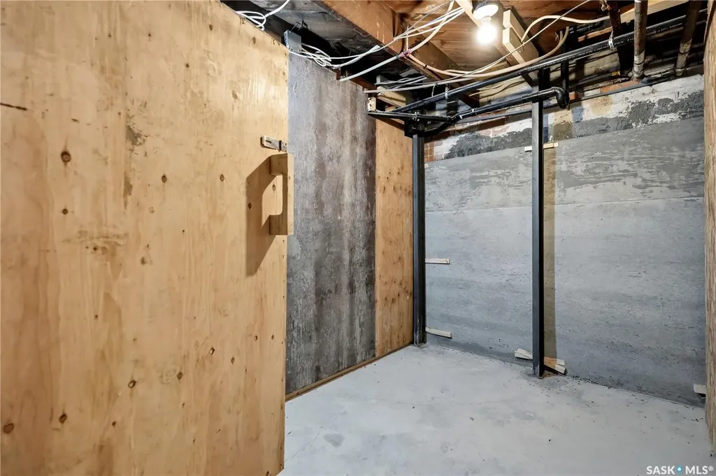 2070 Garnet Street Regina SK S4T 2Z6