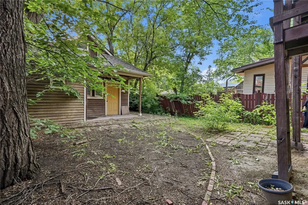 2070 Garnet Street Regina SK S4T 2Z6