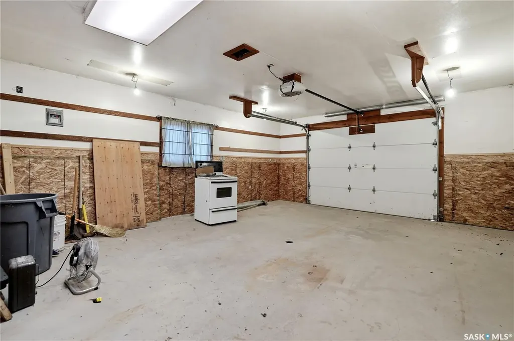 2070 Garnet Street Regina SK S4T 2Z6