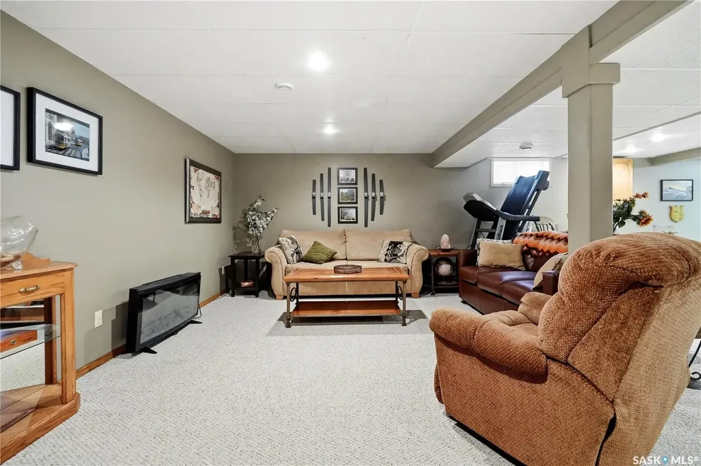3352 Brookshire Lane Regina SK S4V 2R1