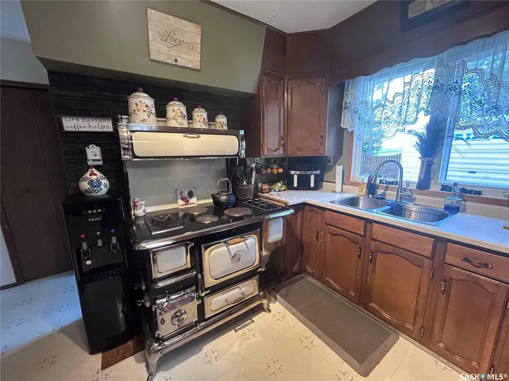 402 1st Street N Lampman SK S0C 1N0