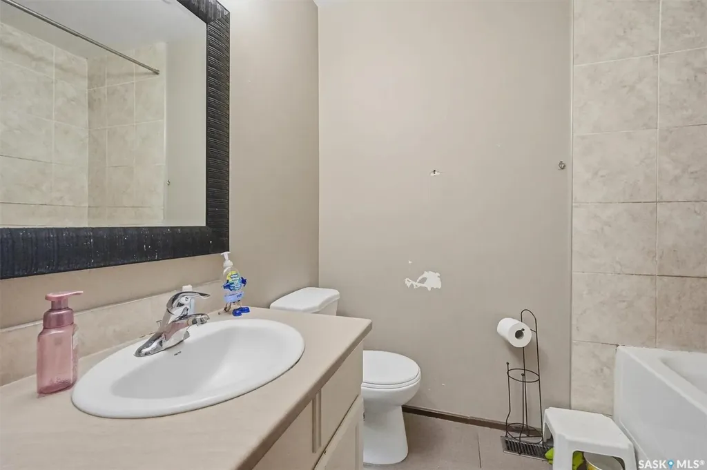 241-239 Molloy Street Saskatoon SK S7K 6J3