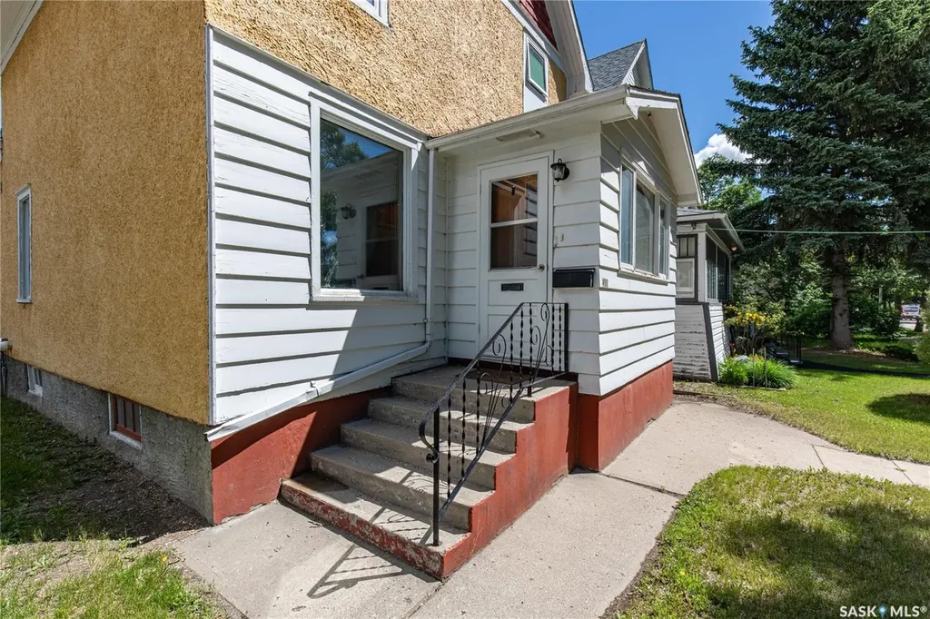 430 Duffield Street W Moose Jaw SK S6H 5H8
