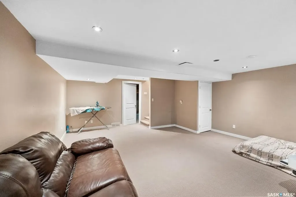 24 Cannington Mews Regina SK S4S 5Z7