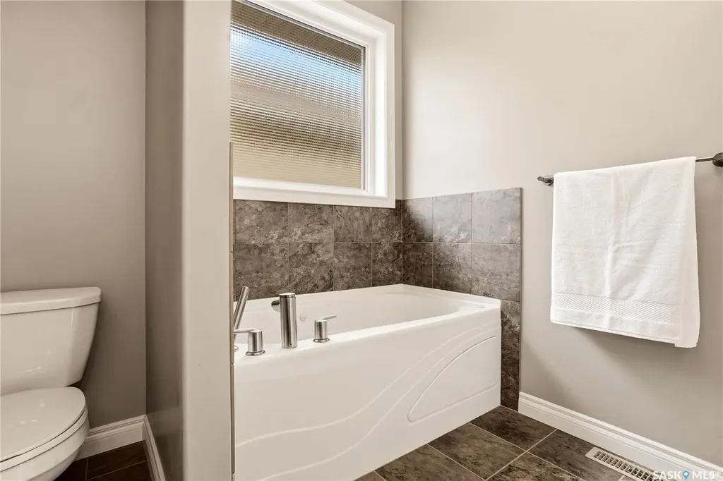 2587 Linner Way Regina SK S4V 1E7