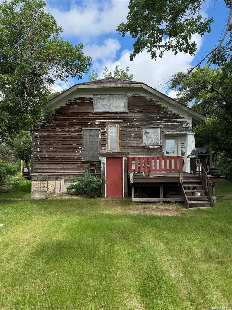 122 Farm Avenue Gull Lake SK S0N 1A0