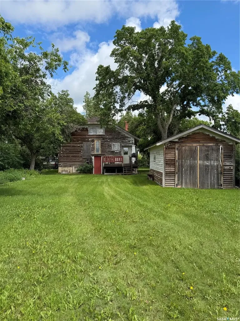 122 Farm Avenue Gull Lake SK S0N 1A0