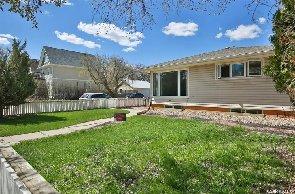 1204 3rd Avenue NW Moose Jaw SK S6H 3V3