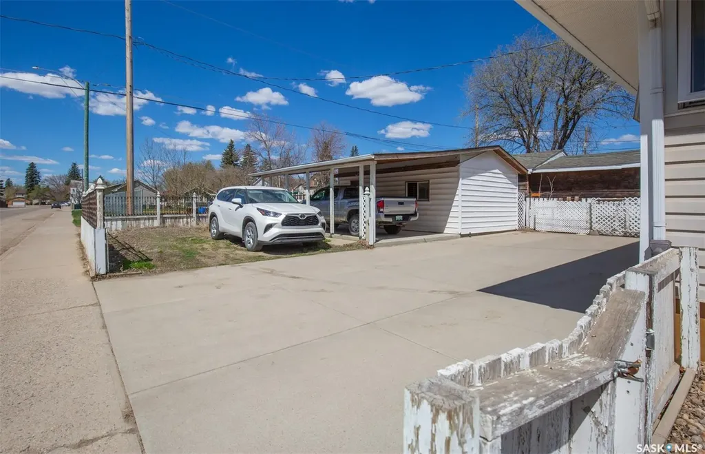 1204 3rd Avenue NW Moose Jaw SK S6H 3V3