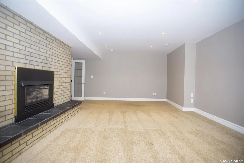 6 Harrington Place Saskatoon SK S7H 3Y5