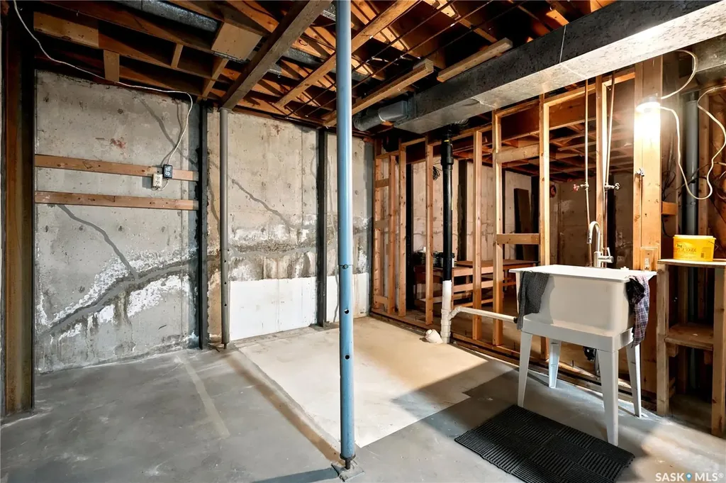 166 Sangster Boulevard Regina SK S4R 6L5
