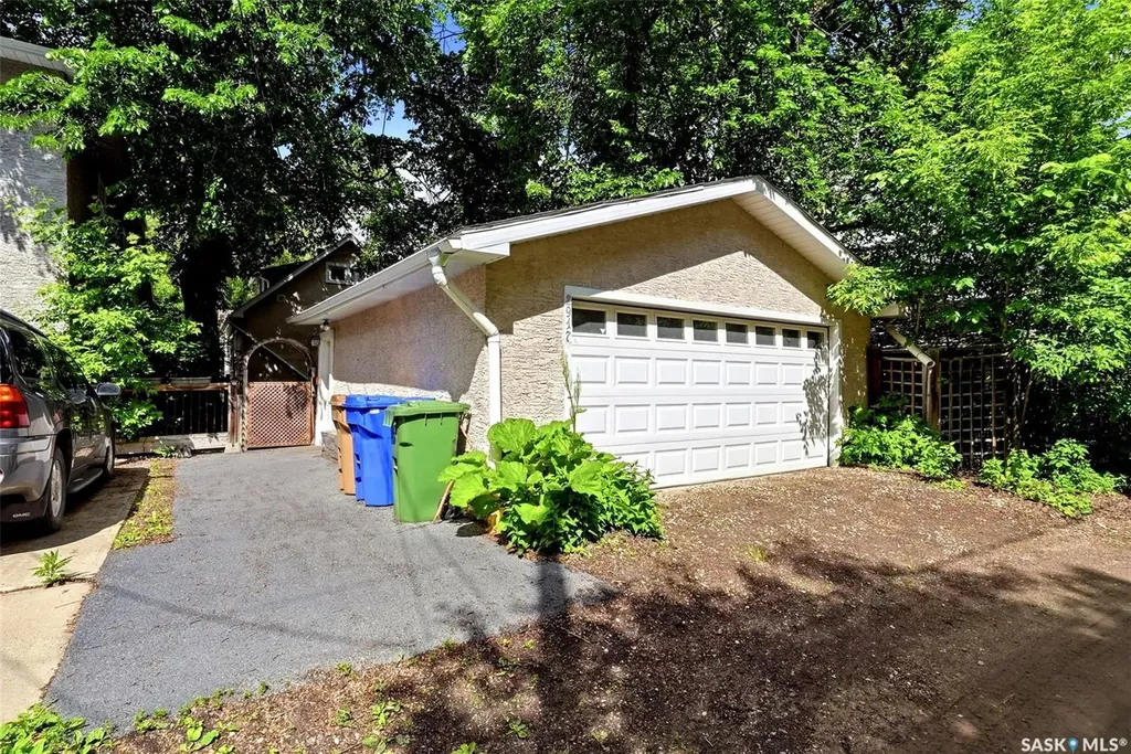 2917 Robinson Street Regina SK S4S 1V2