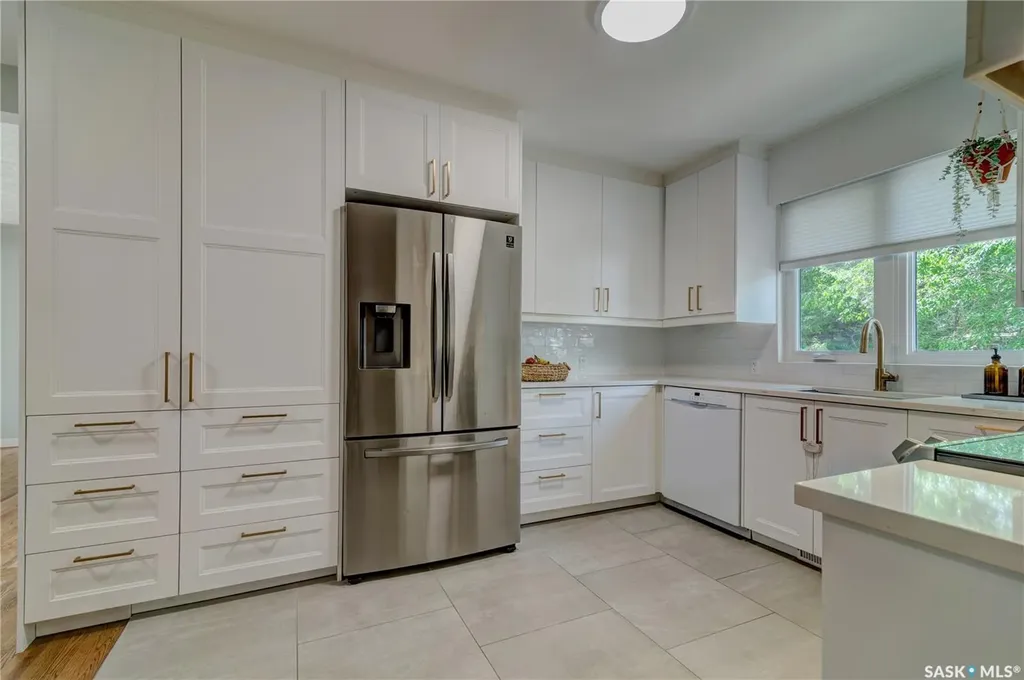 2552 Elliott Street E Regina SK S4N 3H5