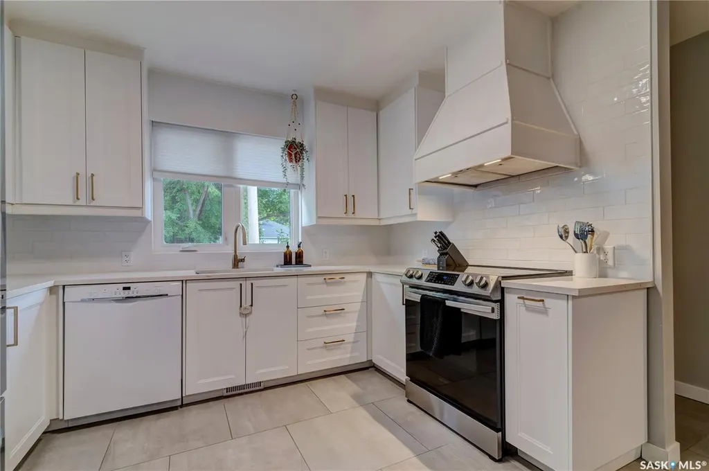 2552 Elliott Street E Regina SK S4N 3H5