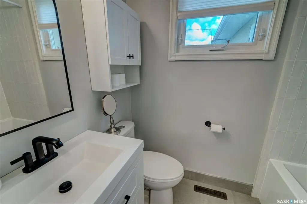 2552 Elliott Street E Regina SK S4N 3H5