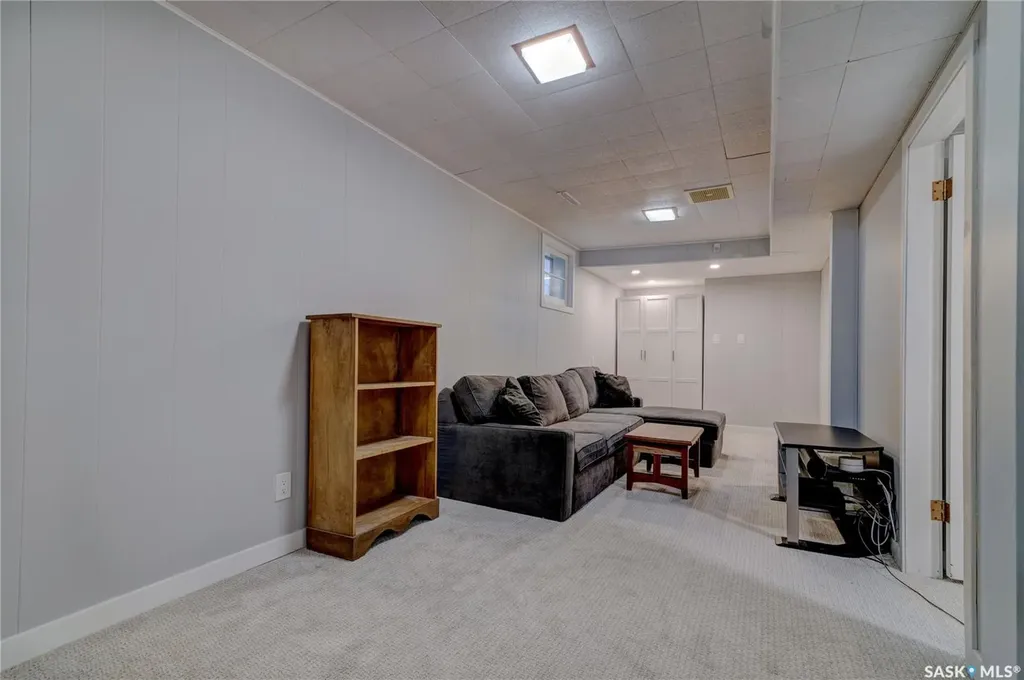 2552 Elliott Street E Regina SK S4N 3H5