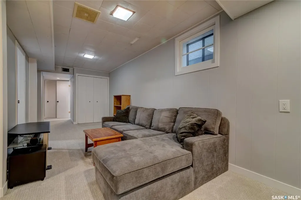 2552 Elliott Street E Regina SK S4N 3H5